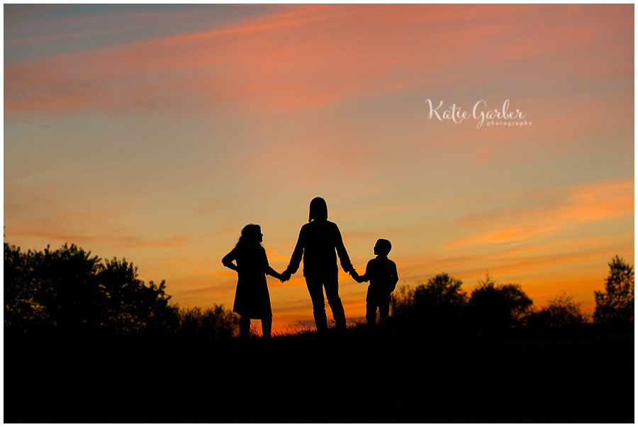 mother children silhouette